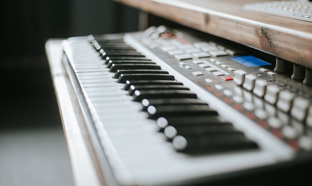 Trẻ mấy tuổi có thể bắt đầu học Piano? Dấu hiệu quan trọng hơn tuổi