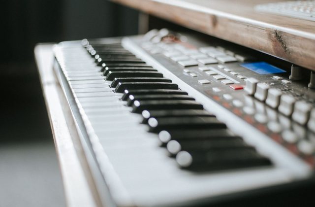 Trẻ mấy tuổi có thể bắt đầu học Piano? Dấu hiệu quan trọng hơn tuổi