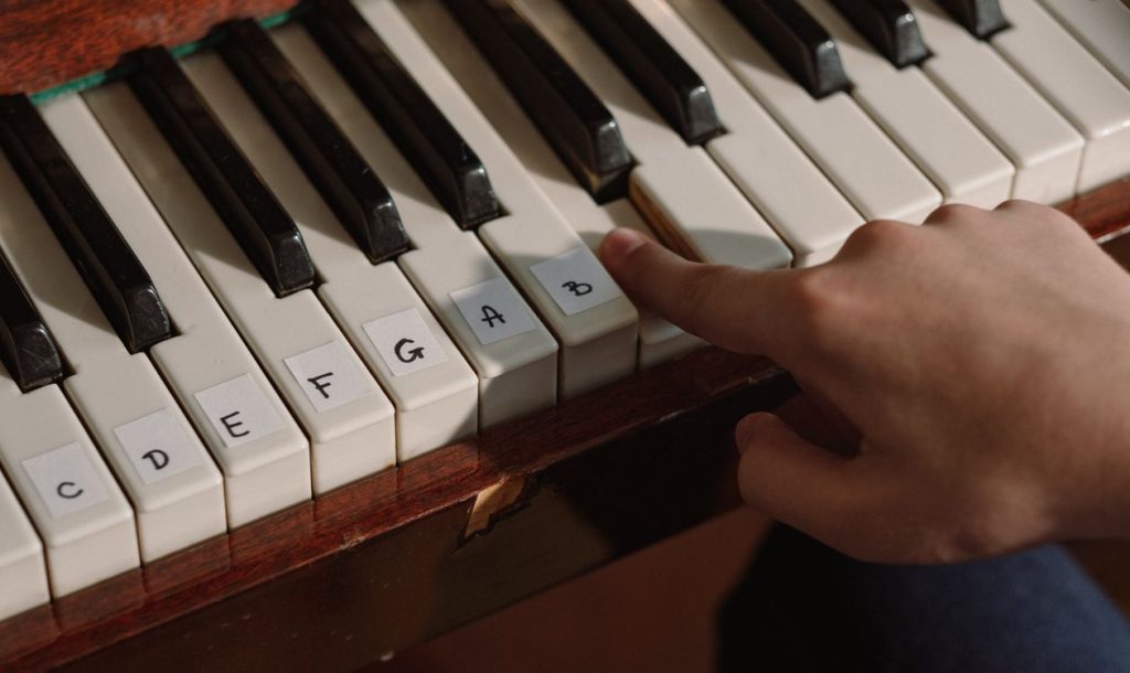 Người mới học Piano nên bắt đầu từ đâu?