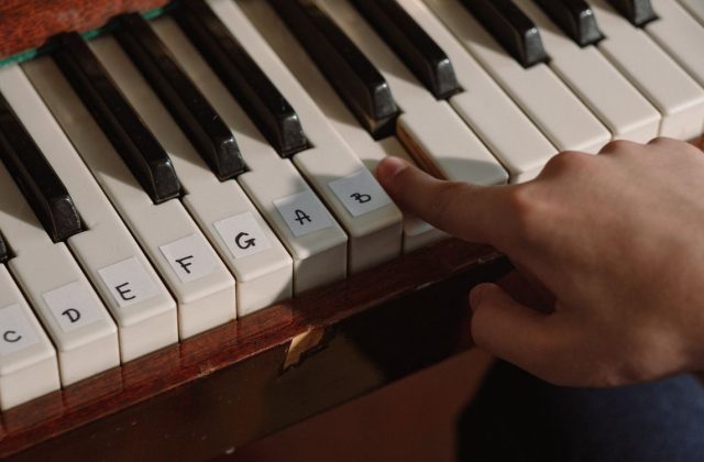 Người mới học Piano nên bắt đầu từ đâu?