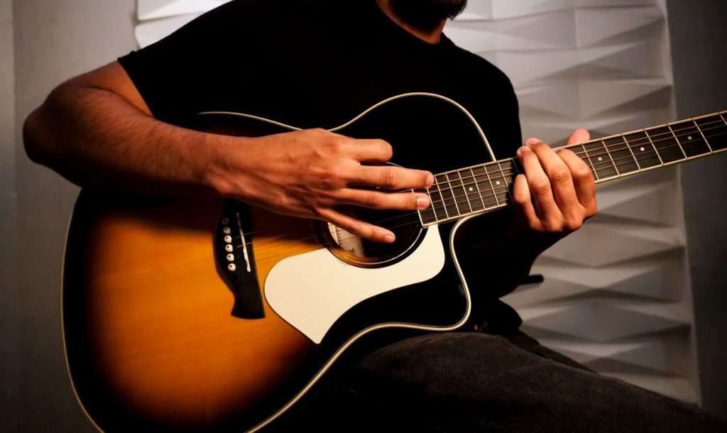 Người mới học Guitar nên bắt đầu từ đâu?