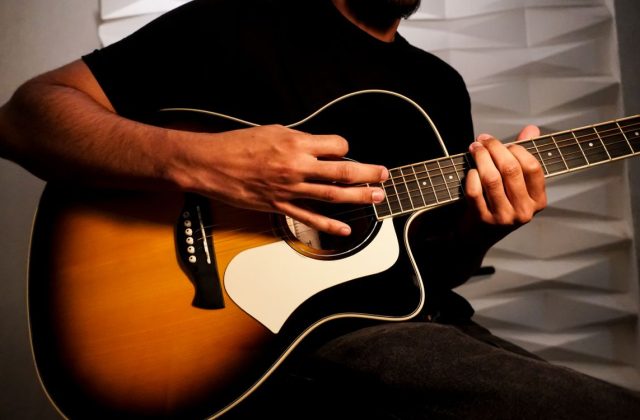 Người mới học Guitar nên bắt đầu từ đâu?