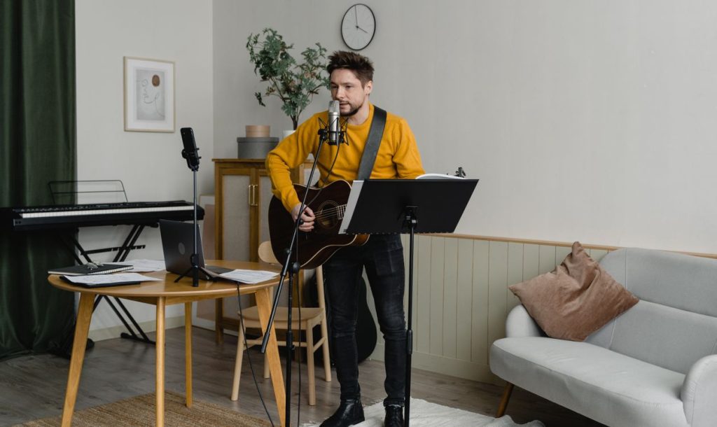 Nên học Thanh nhạc hay Guitar trước nếu muốn vừa hát vừa đàn?