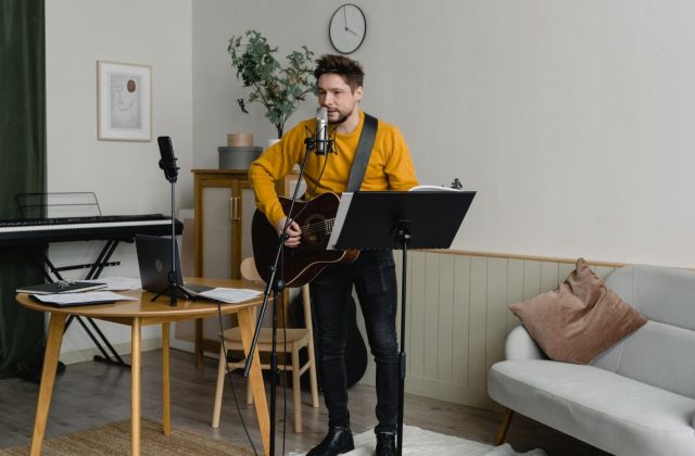 Nên học Thanh nhạc hay Guitar trước nếu muốn vừa hát vừa đàn?